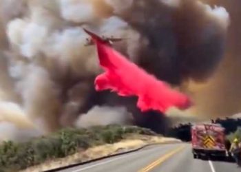 ‘소방관 6천여명 투입 총력전’ 불구 불길 못잡아 …12만 에이커 초토화, 건물 수만여채 위협