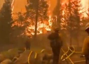 ‘소방관 6천여명 투입 총력전’ 불구 불길 못잡아 …12만 에이커 초토화, 건물 수만여채 위협