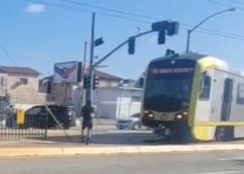 차단기 무시 차량, LA메트로 열차충돌 …열차탈선, 2명 부상