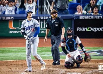 ‘대박’50호 홈런볼 주인공, 경호 받으며 퇴장(영상)