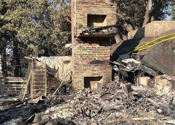 ‘소방관 6천여명 투입 총력전’ 불구 불길 못잡아 …12만 에이커 초토화, 건물 수만여채 위협