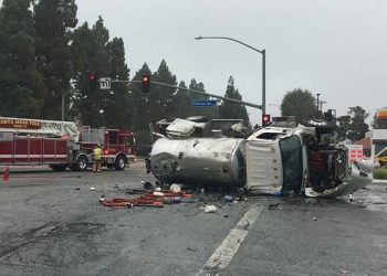 OC서 신호위반 질주 탱커트럭 전복 …운전사 사망