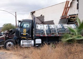대형트럭 중심 잃고 피자 가게로 돌진