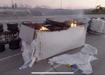 컨테이너 실린 배터리 폭발화재 …샌페드로항 진입 막혀