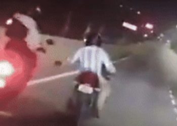 뒤에서 음흉한 ‘손’…오토바이 여성 엉덩이 만진 남성(영상)