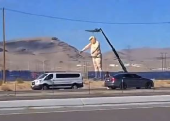 라스베가스 15번 Fwy ‘트럼프 나체상’ 등장