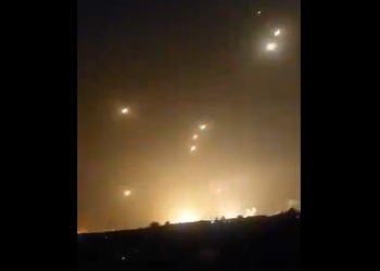 이란 미사일 수십발, 이스라엘 방공망 뚫었다.