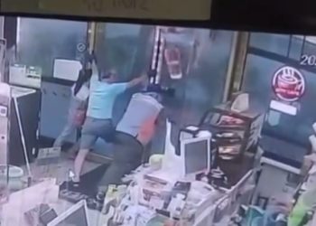 충격적인 태풍 위력…편의점내 3명 순식간 날라가(영상)