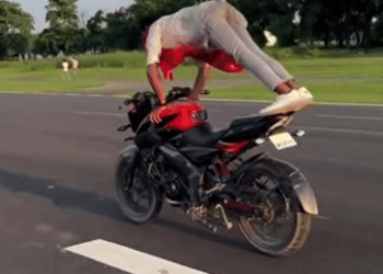 달리는 오토바이서 팔굽혀펴기…목숨 건 관종 짓