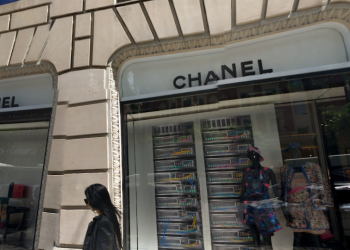 ‘망치 든 괴한’ 샤넬 매장 난입…유리창 깨고 명품 털어