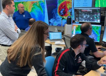 “나가면 죽는다” 허리케인 밀튼 ‘초비상’ … 토네이도 19개 덮쳐