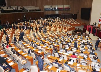 국힘 “민주, 괴물이 됐다” …민주 정치인, 알몸 절도 행각