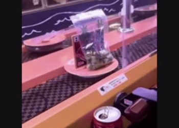 회전초밥 레일에 ‘발암물질’ 올려놓고 깔깔(영상)