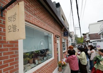 “전쟁 주검 실려나가는데 무슨 잔치”…두문불출 한강