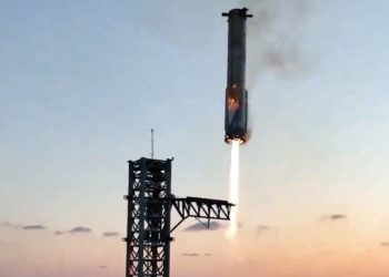 스페이스X 스타십 슈퍼헤비, 역추진 귀환… 젓가락 팔에 안착