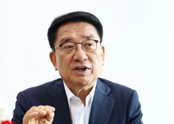 100억대 주식 지키려 구청장 사퇴한 이 사람