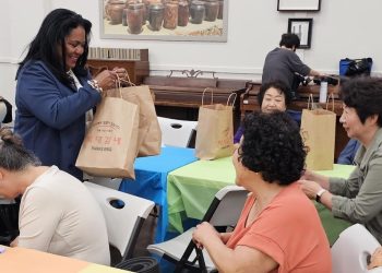 헤더 허트 시의원, 시니어센터에 한식 도시락 300개 전달