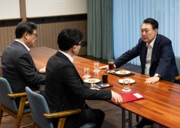 현실인식 안되는 윤석열 “김건희, 이미 자제 중..많이 지쳤다”