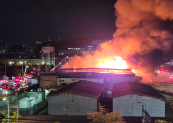 부산 미 55보급창 불 12시간째 진화 중