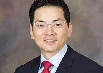 로버트 안 변호사, LA 한인회장 출마 결심 … 등록서류 받아가