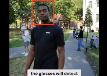 ‘안경’ 쓴 사람 쳐다보기만 했는데 신상털렸다