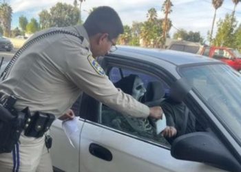 [이런일도] 캘리포니아 운전자, ‘해골인형’ 태우고 카풀 차선