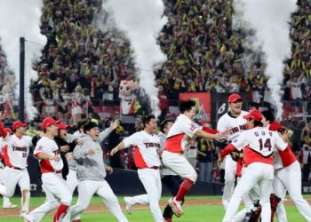 KIA, 삼성 꺾고 12번째 한국시리즈 우승