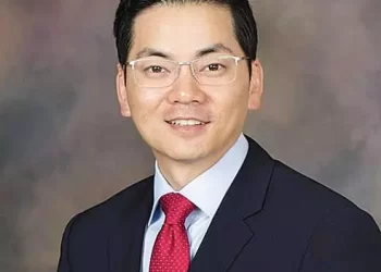 로버트 안 변호사, LA 한인회장 출마 결심 … 등록서류 받아가