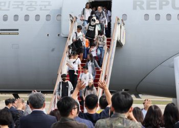 “폭탄 떨어지는 곳에서 귀국, 너무 감사”…레바논 교민들 감격