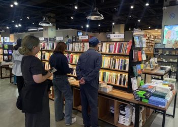 한강 신드롬…반나절 만에 10만부 날개 “책 동났다”