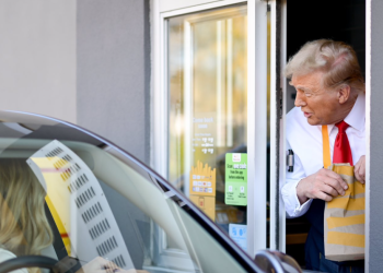 [화제] 트럼프, 맥도날드 습격작전 … 감자 튀기고 주문 받고