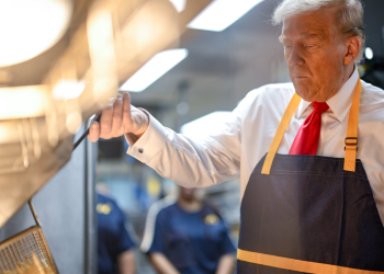 [화제] 트럼프, 맥도날드 습격작전 … 감자 튀기고 주문 받고