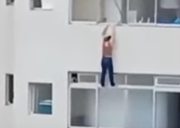 창문 닦다 미끌…16층에 5분간 매달려 버텨