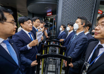 ‘사상초유’ 윤 대통령 부인에 동행명령장 … 관저 갔으나 집행 불발