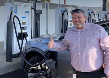 주유소 스타일 전기충전소 등장 … 스낵샵에 세차장까지 갖춰