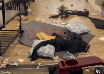 반나체 여성 노숙자 침입, 유명 베이커리 난장판 (영상)