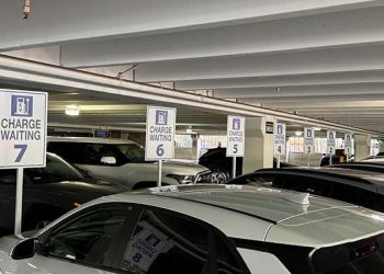 “충전기를 찾아라”  전기차 충전소 마다 대기 줄 … 순서다툼에 대기번호판 등장