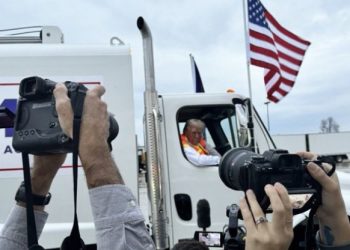 트럼프, ‘쓰레기’ 공세 “5명 살인 이민자 이웃 있어도 몰라”