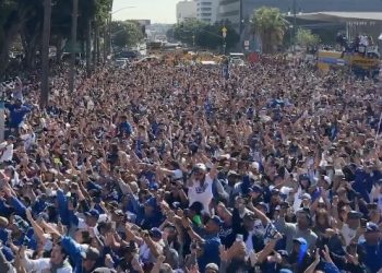 “이보다 더 좋을 순 없다” … 다저스 우승퍼레이드 25만 인파열기(영상∙화보)