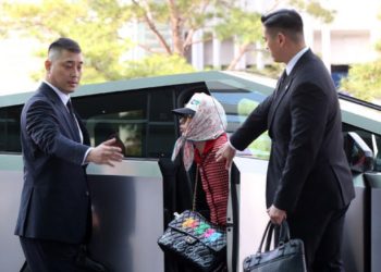 ‘파워’로 컴백 G드래곤, 테슬라 사이버트럭 타고 공항 등장