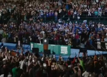 해리스 “모멘텀 얻어” vs 트럼프 “백악관 안 떠났어야”