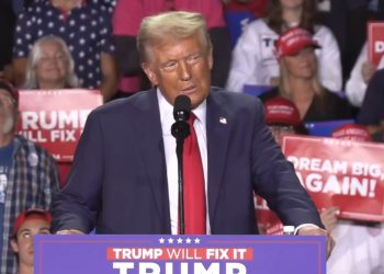 마지막 유세.…해리스 “과거 안 돌아가”·트럼프 “해리스는 재앙”