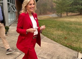 “트럼프 뽑았나?” 질 바이든  ‘빨간색 옷’ 화제