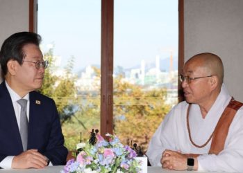 종교개입 부추긴 이재명에 법륜이 한 말  “민주당 책임 크다”