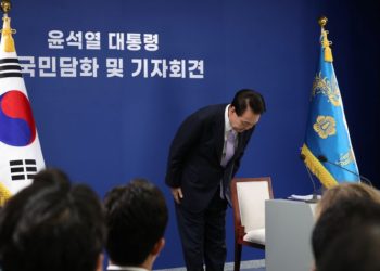 윤, 국민들에 고개 숙여 ‘국정 난맥상’ 사과…취임 후 처음