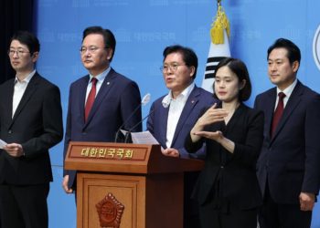 ‘불법대선자금 6억’ 김용, 5년 선고 … “이재명은 몰랐나”