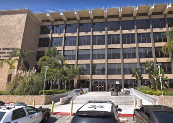 토랜스 법원 폭발물 소동 … 폭발물 처리 로봇 출동