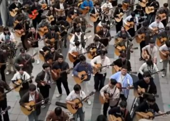 낙원상가에 기타 든 100명 …”감동의 하모니”(영상)