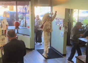 “여긴 어디?”…춤추면서 입장하면 ‘커피 무료'(영상)