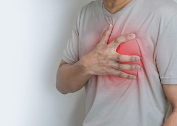 “가슴 쥐어짜는 듯한 고통”…큰 일교차, 심근경색 비상